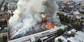 Un impresionante incendio afecta a un hospital en Santiago de Chile