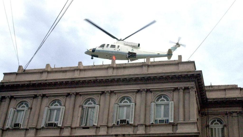 Fernando De La Rúa renunció a la presidencia y salió de la Casa Rosada en helicóptero (Archivo)