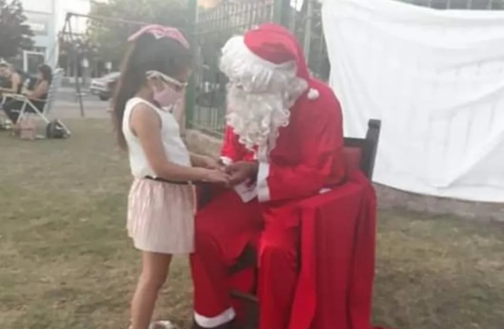 El Papá Noel que alegra a los más pequeños
