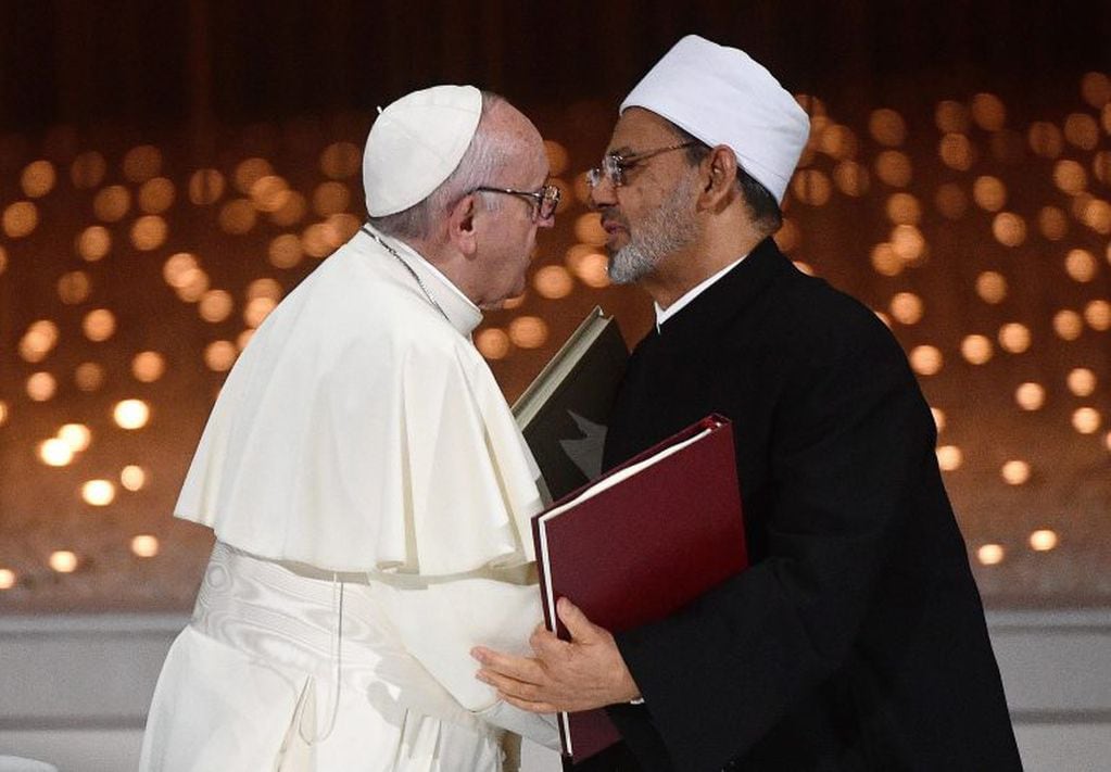 El papa Francisco y el imán musulman. (EFE/LUCA ZENNARO).