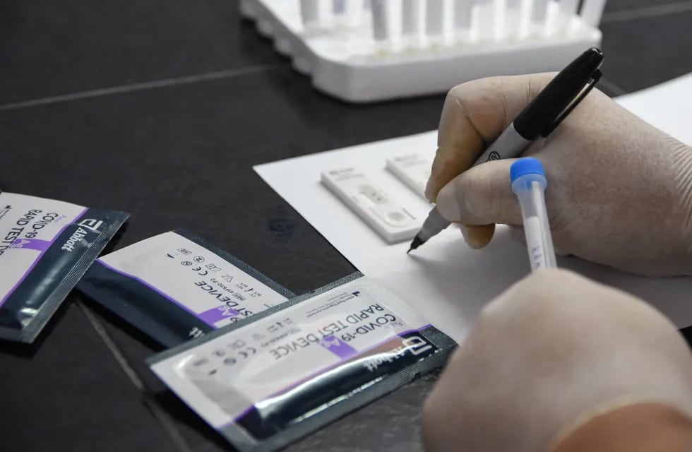 Laboratorios particulares ya realizan los nuevos testeos rápidos por hisopado para detectar antígenos para Covid 19.