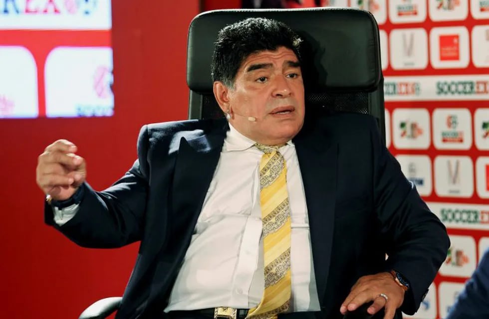 FILE - In this May 4, 2015, file photo, Argentina football legend Diego Maradona speaks on the second day of the SoccerEx Asian Forum conference in Southern Shuneh, Jordan. Maradona urged fellow Argentines on Wednesday, June 29, 2016, to leave Lionel Messi alone over the current staru2019s decision to retire from Argentinau2019s national team following its loss to Chile in the Copa America championship match. (AP Photo/Raad Adayleh, File) jordania shuneh diego maradona foro del futbol SoccerEx Asian conferencia exfutbolista