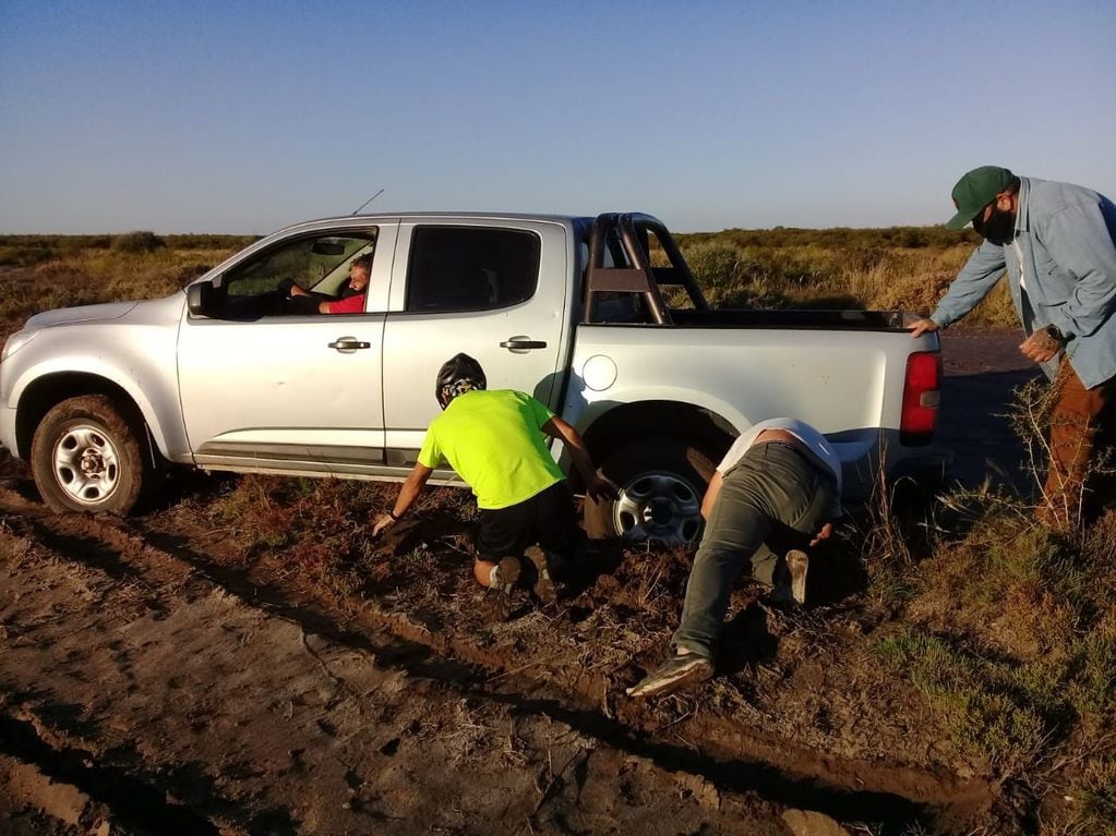 Camioneta se hundió en el barro en la isla Orihuela - Se debe a que por la tarde la humedad brota a la superficie.