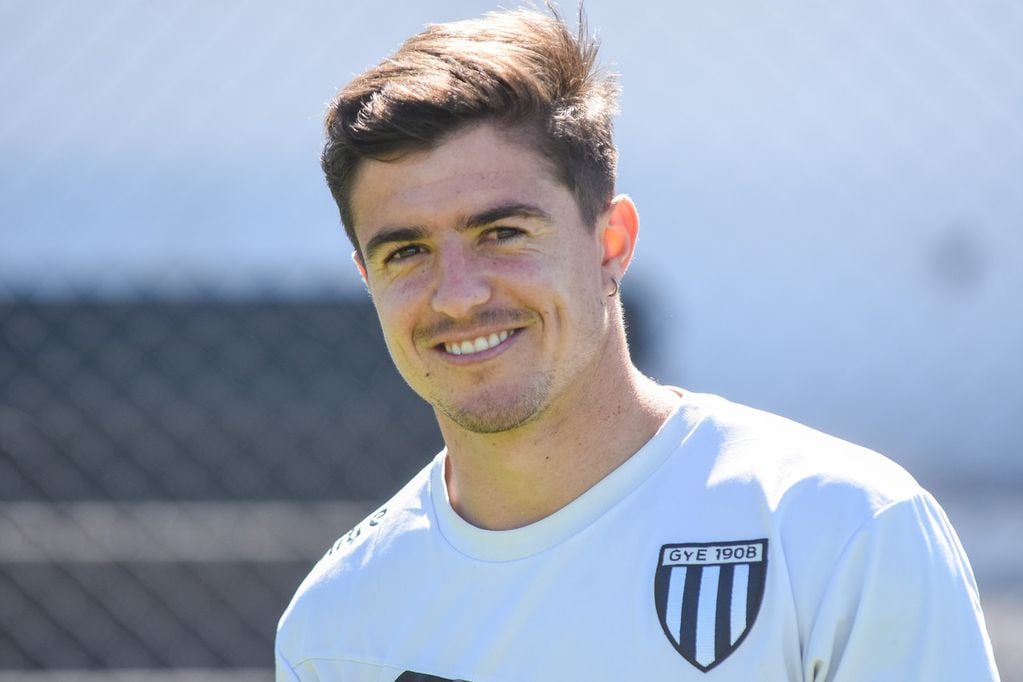 Entrenamiento de Gimnasia, El Lobo del parque se preparara para la revnacha contra Estudiante de Caseros. Santiago Solari, Fernando Bersano


Foto: Mariana Villa / Los Andes 
