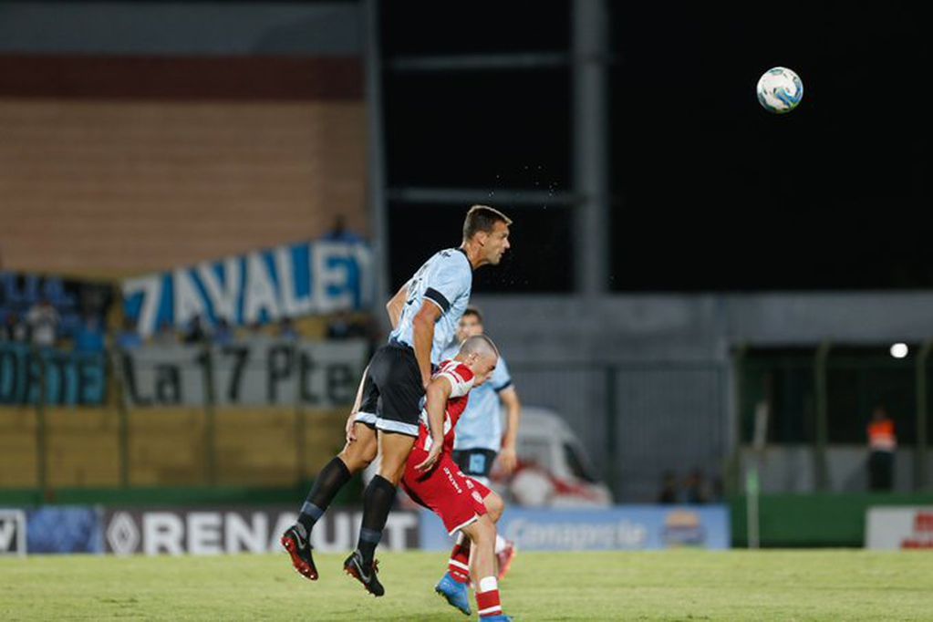 Diego Novaretti impone su presencia aérea ante un rival en el amistoso entre Belgrano y Unión jugado en Uruguay
