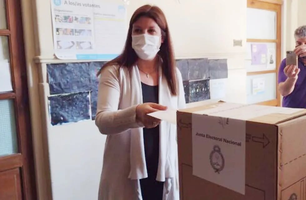 Votó la diputada provincial Rosío Antinori foto: Radio 3