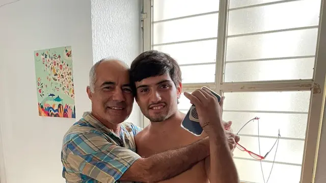 Fernando Lastra y su hijo. El hombre dio a conocer el parte de salud de los tres jóvenes atacados. (Gentileza)
