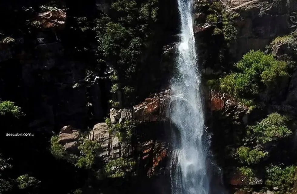 La cascada de nacimiento del río Mina Clavero, uno de los nominados para ser las 7 Maravillas de Argentina.