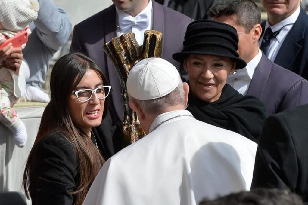 Una comitiva le entregó al Papa una réplica del Cristo de Renca.