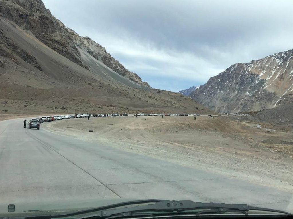 La fila de autos en la alta montaña. Foto: Gendarmería.