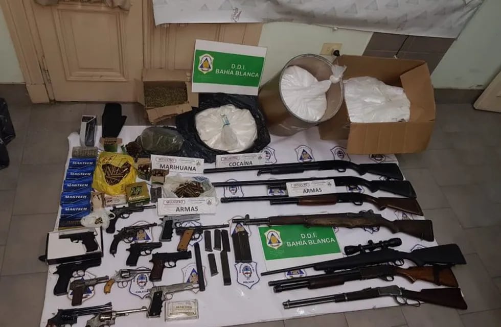 Importante arsenal y drogas hallados en una camioneta abandonada en una cochera del centro