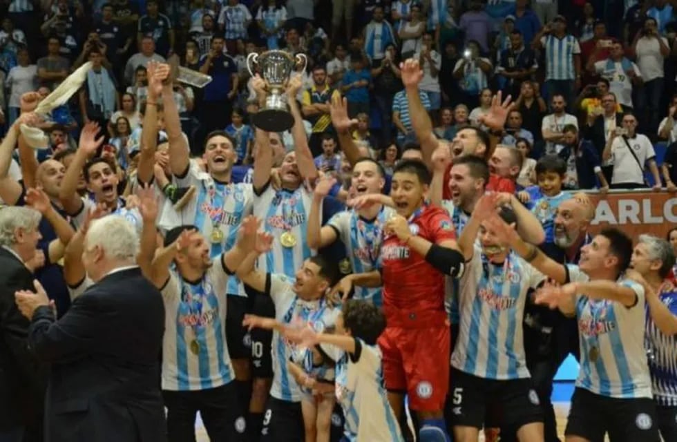 Alegría argentina por el Mundial de Futsal. (Los Andes)