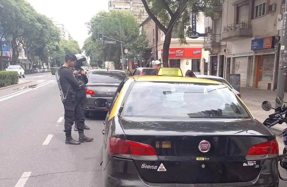 El conductor del Fiat Siena detuvo su marcha a metros del cruce por calle Maipú.