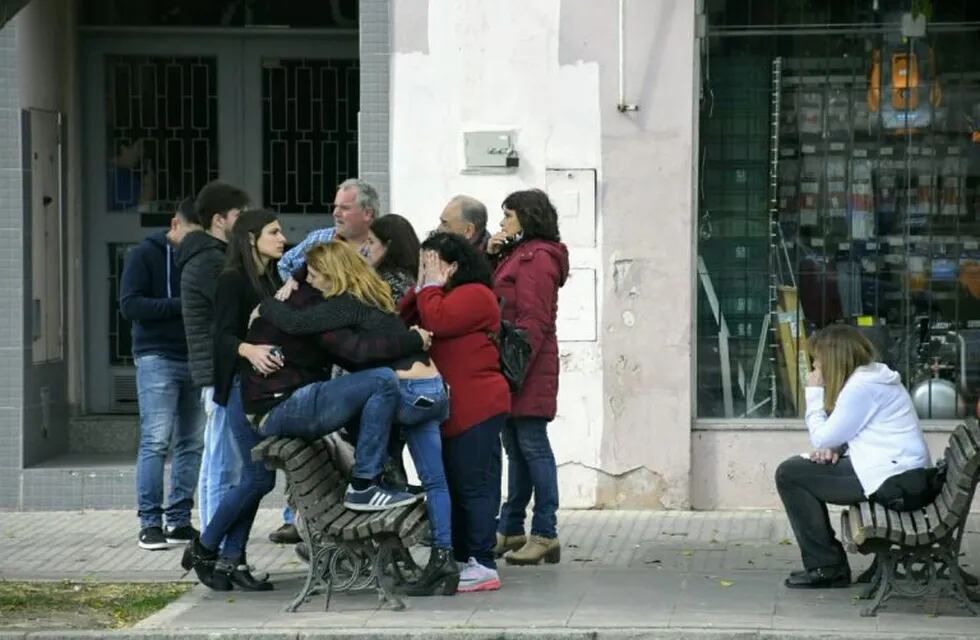 Familiares y amigos se agolparon consternados frente al edificio de San Martín al 4200. (Juan José García)