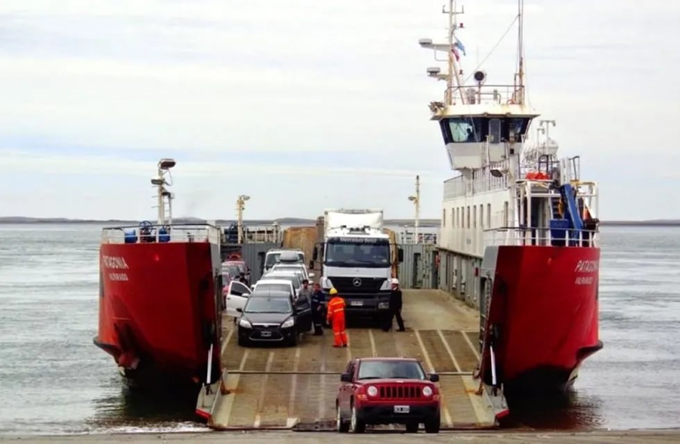 Barcaza de la empresa chilena que presta servicios de transporte por el Estrecho de Magallanes.