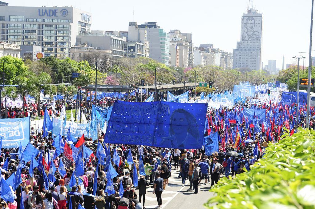 Buenos Aires - Argentina - Coronavirus - Preparativos para el acto de la CGT en la ciudad . Foto Clarin 
Sindicatos marcha