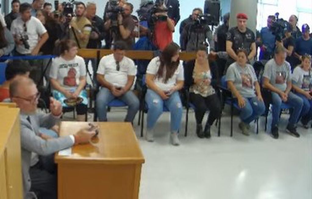 La familia paterna de Lucio Dupuy junto a su abogado durante la lectura de la sentencia.