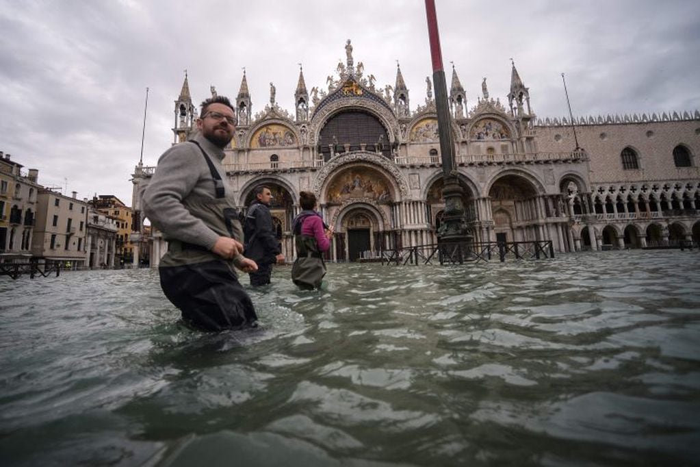 Personas caminan por la plaza San Marco con el agua por encima de las rodillas duranta la peor inundación de Venecia desde 1966 (Foto: Filippo MONTEFORTE / AFP)