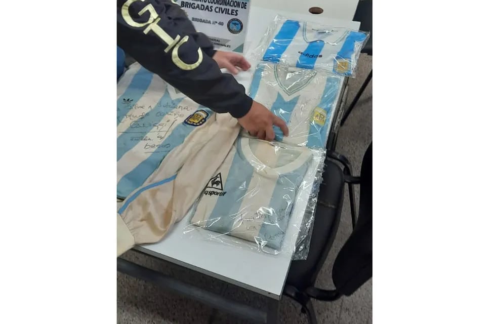 Unas camisetas pertenecientes al jugador Claudio Paul Caniggia fueron recuperadas por la Policía en Córdoba. (Prensa Policía)