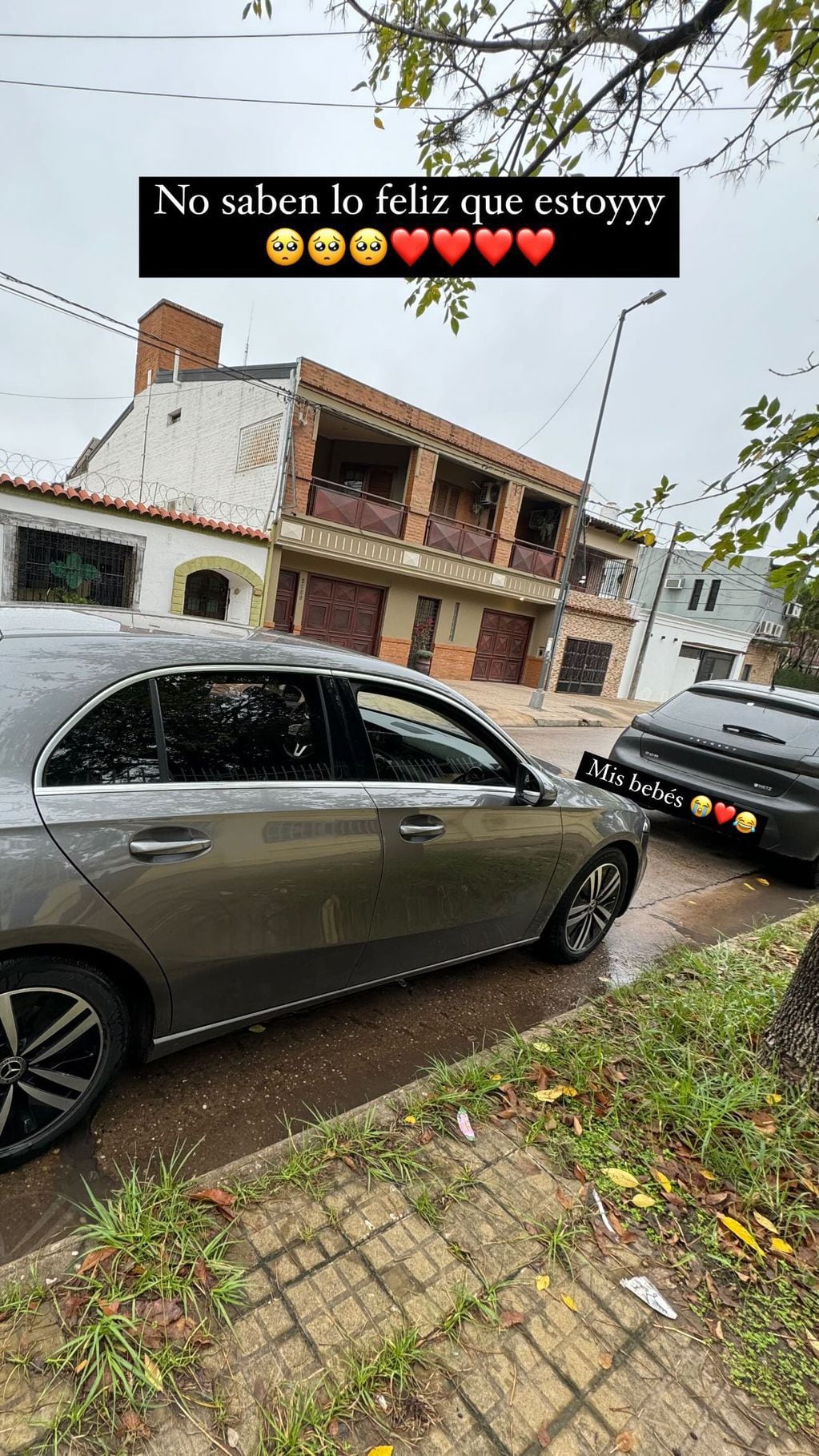 Los dos autos que tiene Coti Romero: un Peugeot 208 y Mercedes-Benz