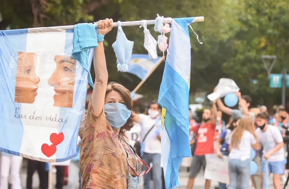 Marcha pro vida, en contra del tratamiento de una ley que garantiza el aborto seguro, legal y gratuito en Argentina (Mariana Villa/Los Andes).
