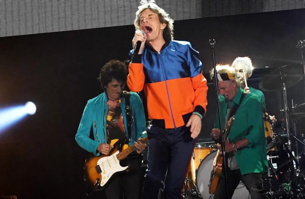 Mick Jagger (C) leads the Rolling Stones as they perform during the Desert Trip music festival at Indio, California on October 7, 2016.rnThe Desert Trip weekend will mark what will likely become the highest-grossing music festival of all time as six acts who form rock's canon -- the Rolling Stones, Paul McCartney, Roger Waters, The Who, Bob Dylan and Neil Young -- play in the desert of southern California. / AFP PHOTO / Mark RALSTON eeuu Mick Jagger Desert Trip festival de musica musica musico cantante recital show concierto grupo banda rolling stones