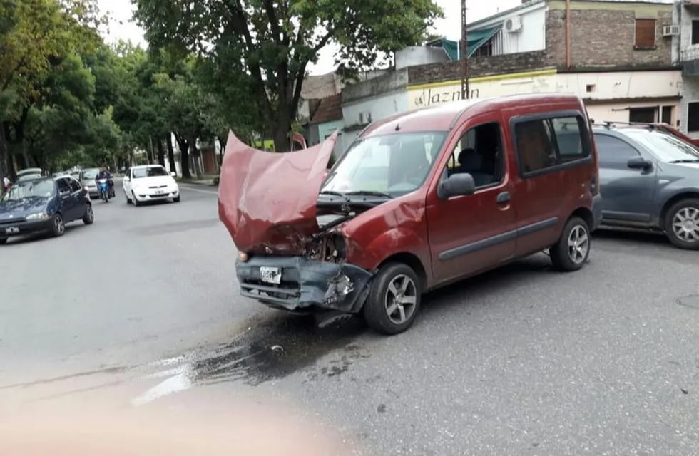 Dos autos chocaron en la esquina de Arijón y Bermu00fadez en Rosario.