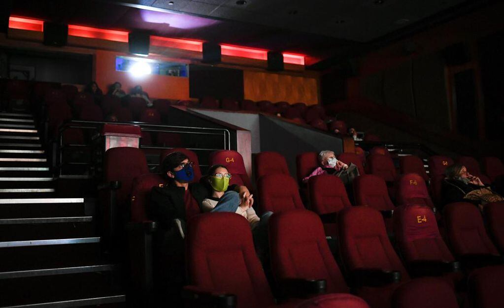Las salas de cine se readaptaron después de la pandemia e intentan recuperar un año de cierres. 