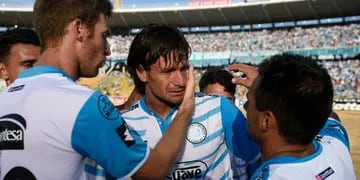 Bolatti y "el Picante" Pereyra saludan a Mauro Obolo en su despedida con la camiseta de Belgrano. (foto: Ramiro Pereyra)