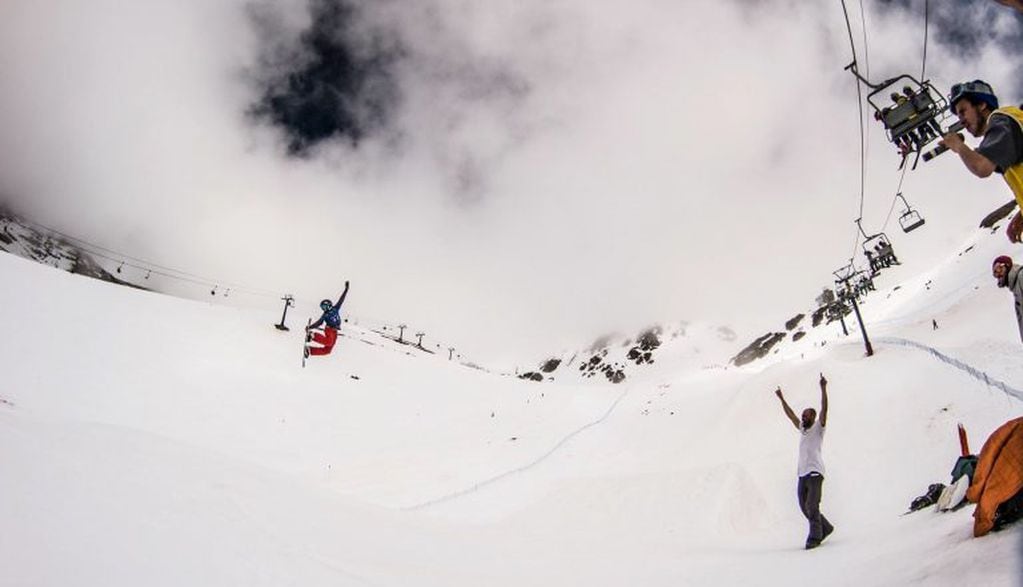 Snowboard en el aire @dantevera 
(foto @juanpablobucchioni @alfonsolavado)