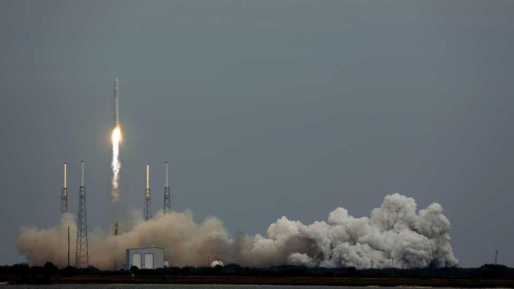 Los desperfectos en el cohete de SpaceX están siendo evaluados por los especialistas de la compañía. Foto: AP.