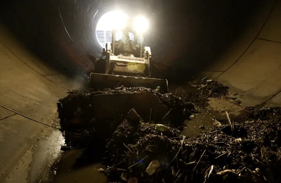 Así limpian los túneles que conducen el agua del arroyo Maldonado.
