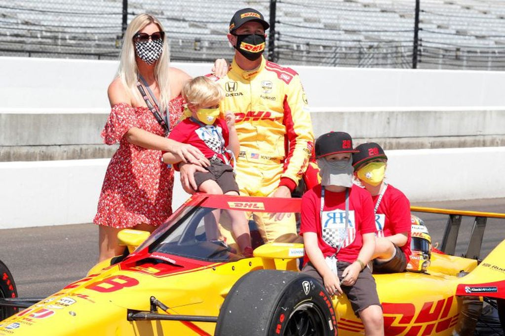 Ryan Hunter-Reay, junto a su esposa Becky y sus tres hijos después de la clasificación de este sábado.
