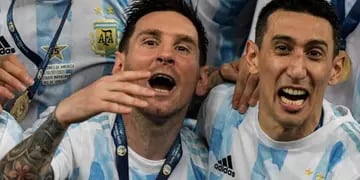 Ángel Di María y Lionel Messi tras consagrarse campeones de la Copa América