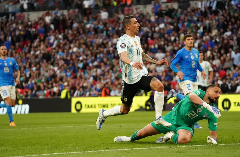 Ángel Di María define genial ante el arquero de Italia en Wembley, para el 2-0 de la selección. (Gentileza Clarín)
