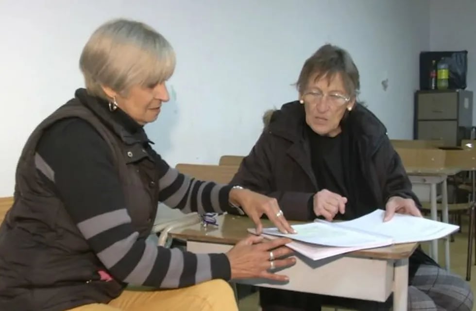 Ana Ribolzi, la mujer de 71 años que decidió terminar la secundaria y va por la Universidad. (Telediario Digital)