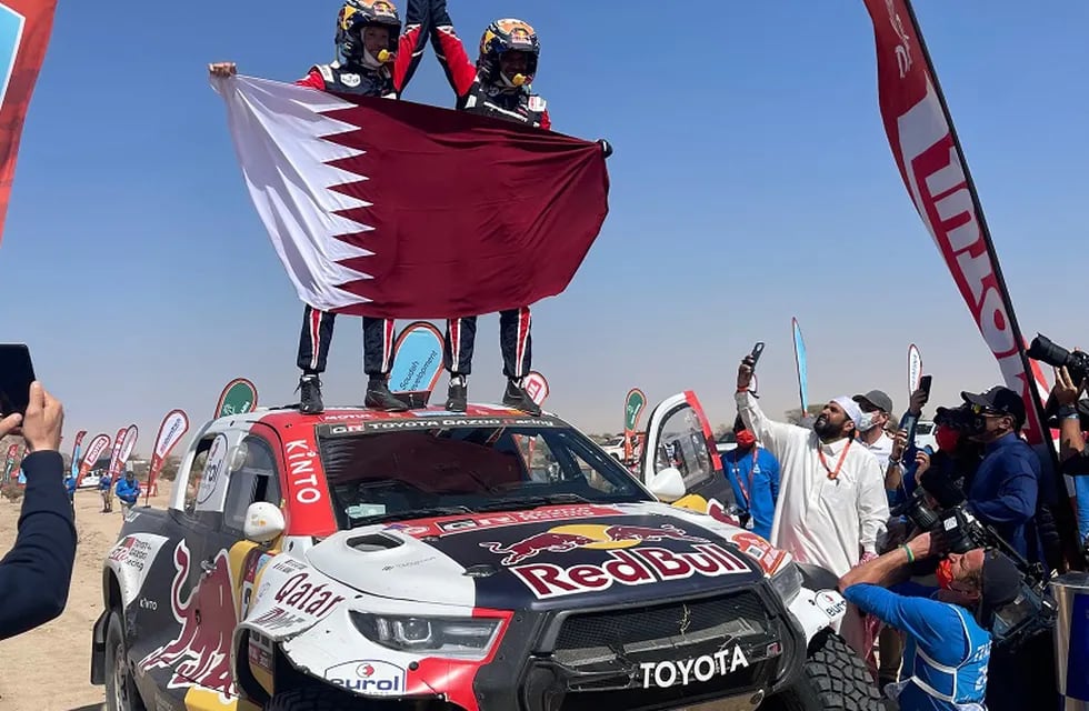 Al-Attiyah y su navegante Baumel celebran la victoria con Toyota en el Dakar 2022.