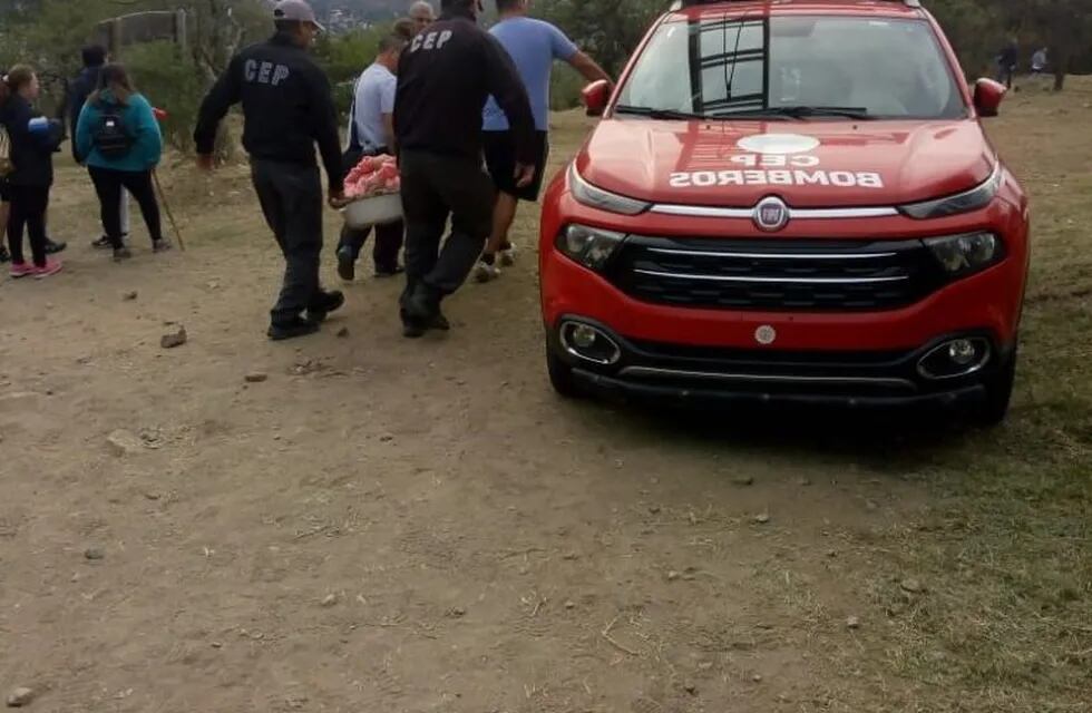Mujer lesionada en cerro La Cruz. (Foto: Policía de Córdoba).