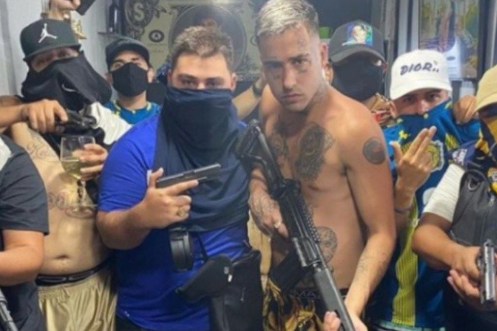 "Lucho" Cantero se sacó fotos con Zaramay y un grupo de jóvenes armados.