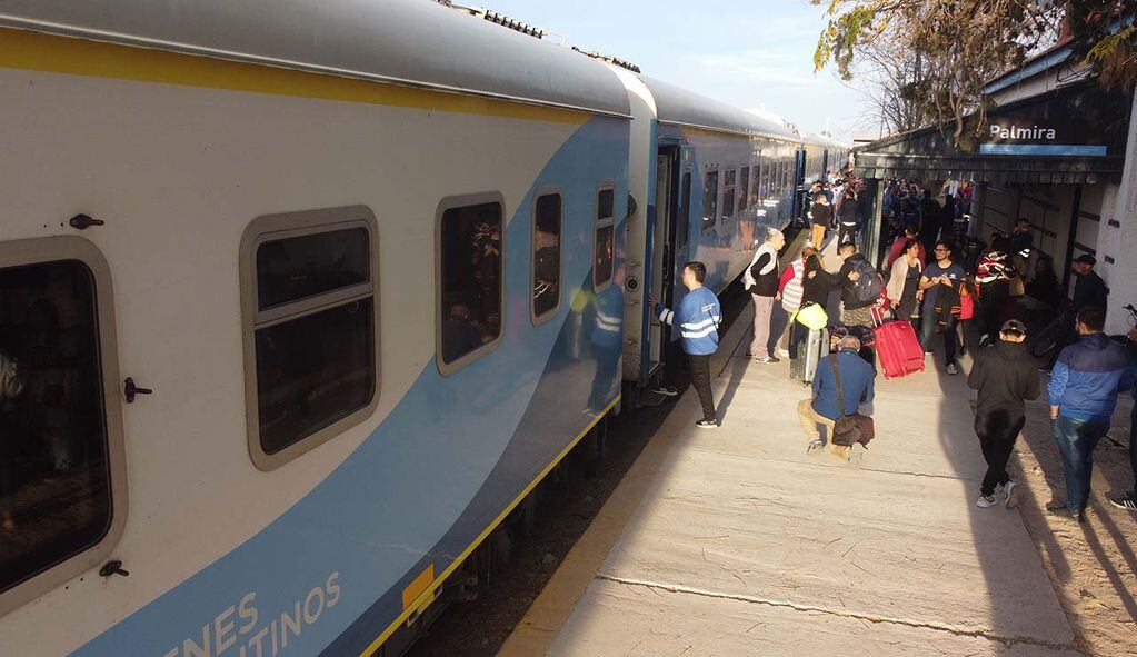 03 de junio de 2023 El tren llega a Palmira proveniente de Buenos Aires por primera vez con pasajeros en décadas. Foto: Marcelo Rolland