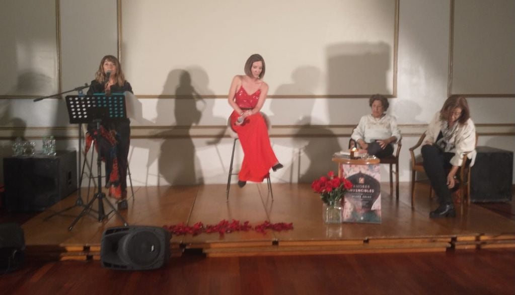 Diana Arias presentó “Amores invencibles” en la Sociedad Italiana de Tres Arroyos