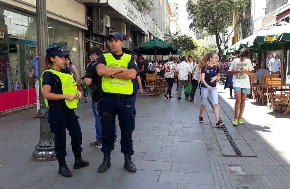 Los agentes suplirán la tarea habitual de la Guardia Urbana Municipal (GUM). (@FAVIOJAVIERACOS)