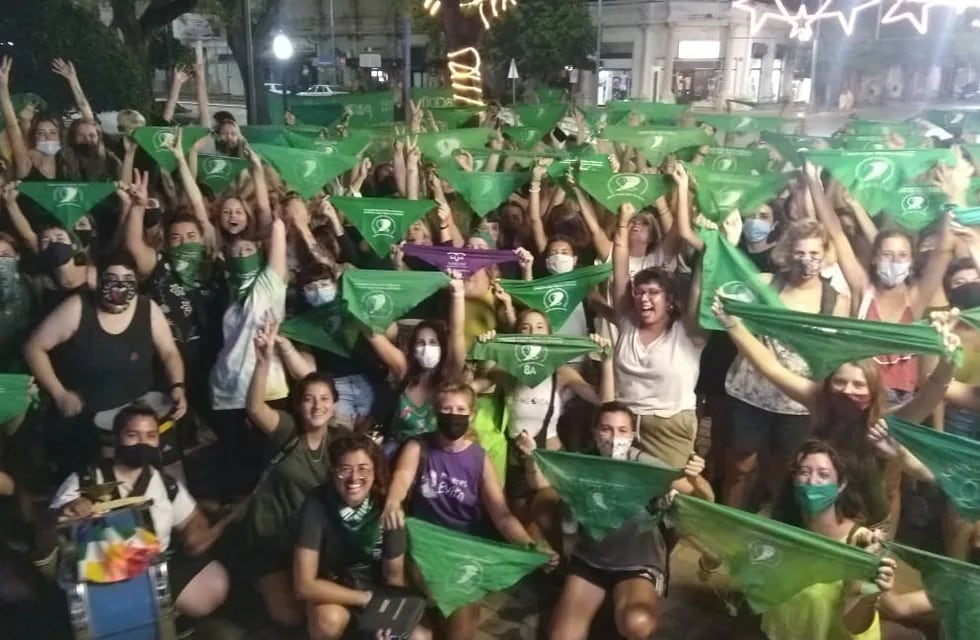 Festejos en la Plaza 25 de Mayo de Rafaela, por la aprobación de la ley del aborto (ILE)