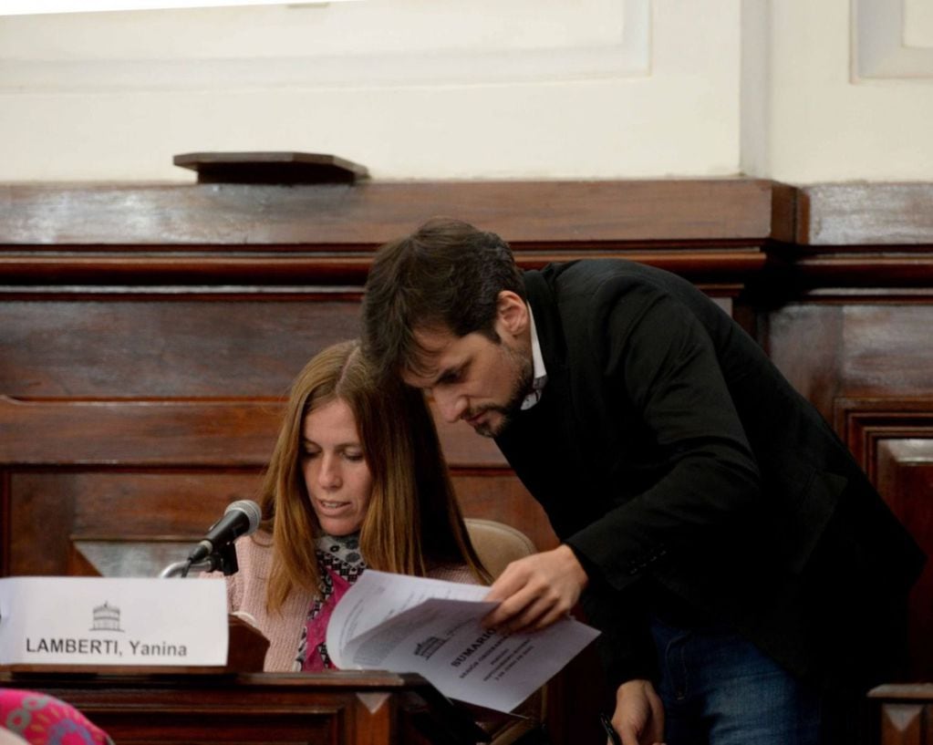 Yanina Lamberti y Guillermo Cara, ediles del Frente de Todos de La Plata que exigen un aumento salarial.
