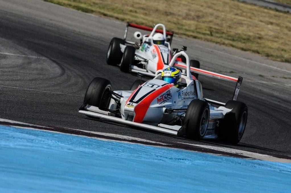 Agustín Bovone, de Laboulaye, ganó las dos finales de la Fórmula Renault Plus, con el equipo MR Racing. Foto gentileza FR Plus.