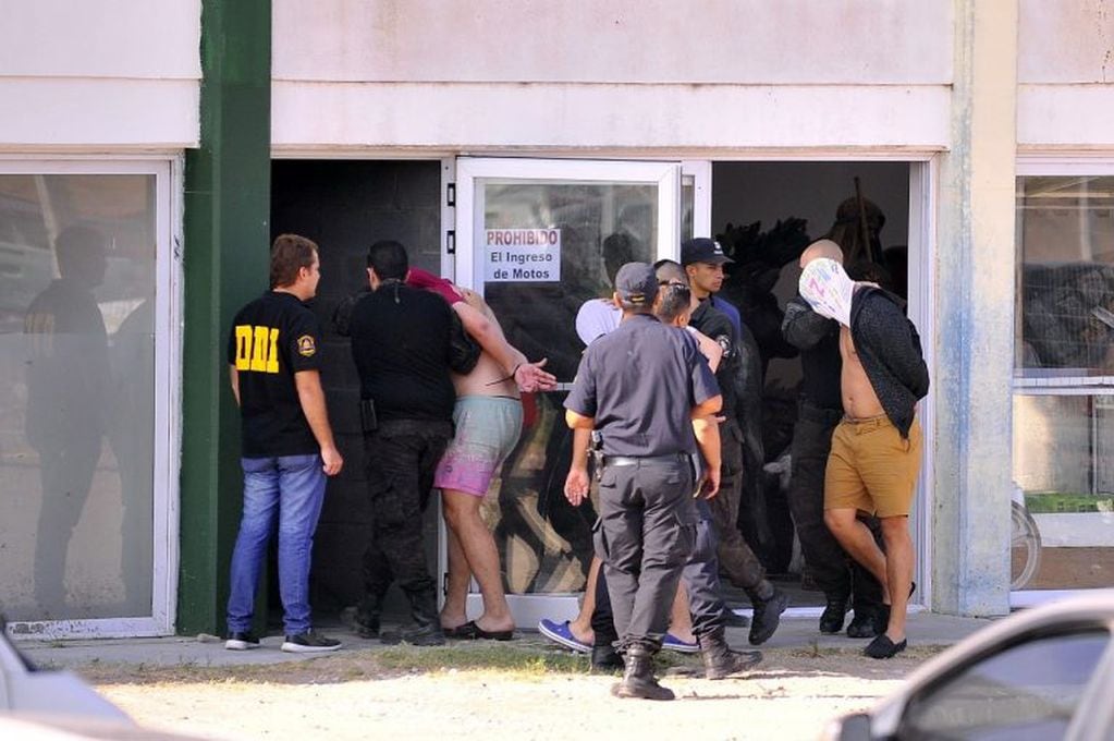 Los 10 rugbiers detenidos por el crimen de Fernando Báez Sosa llegan a la segunda rueda de reconocimiento en Villa Gesell. (Clarín)
