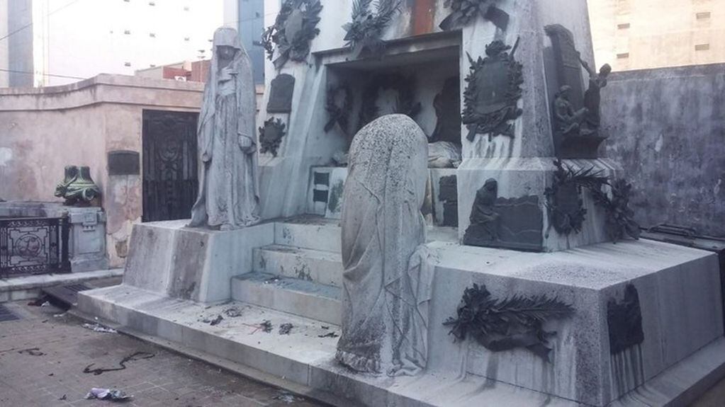 Así quedó el mausoleo de Ramón Falcón tras la explosión en el Cementerio de Recoleta. (Clarín)