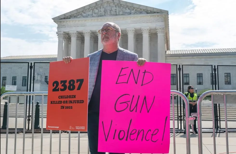 El reverendo Patrick Mahoney protesta contra la violencia con armas frente a la Corte Suprema de EEUU, en Washington. (AP)