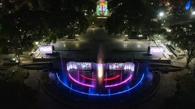 Suarez inauguró la renovada fuente de la Plaza Independencia