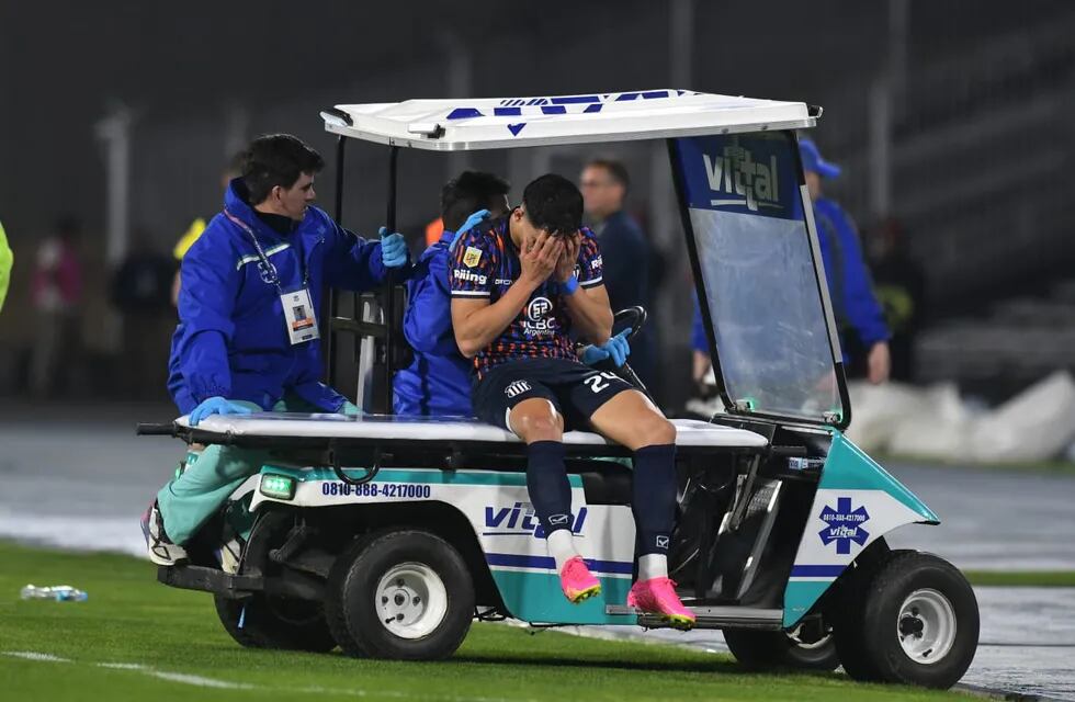 Ramón Sosa, de Talleres, salió lesionado en el primer tiempo del partido con Godoy Cruz en el estadio Mario Alberto Kempes. (Facundo Luque / La Voz)